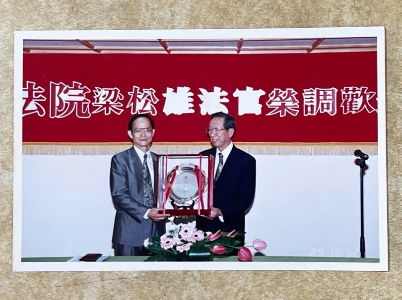 82歲學霸提琴手！大三考上司法官創紀錄　退休考照變街頭藝人