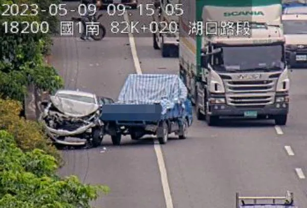 快訊/國1湖口段車禍！　小客車「車頭全毀」與貨車佔據路肩