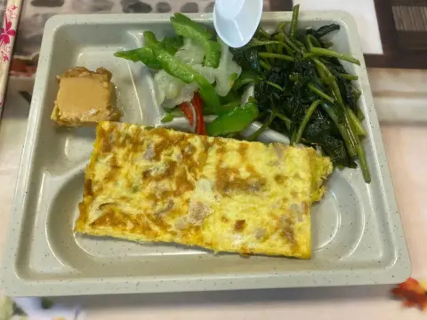 吃不起！自助餐四樣菜「沒肉沒飯」收90元　網譏：蛋可能50