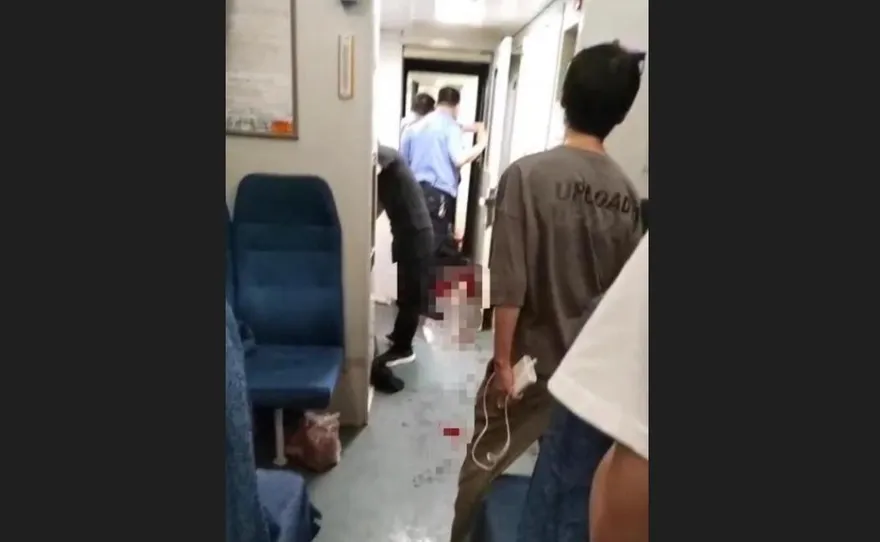 影/搭火車遇隨機殺人…男乘客忍痛「奪刀壓肚下」慘死　家屬淚揭1疑點