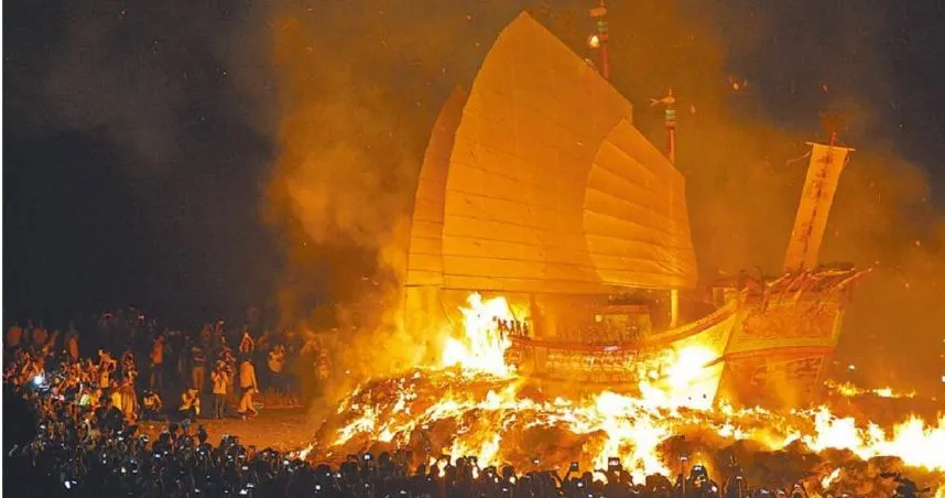 「船舵很緊要如何駛船」神明託夢質疑　東港王船一量果然「差2吋」