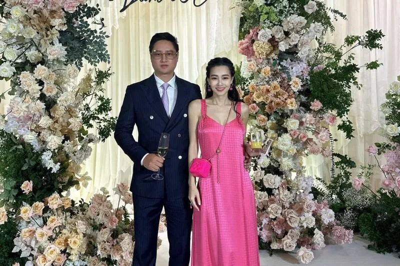 王思佳不甩假包疑雲！全身「粉紅香奈兒」現身友人婚禮…合體美籍尪高調放閃