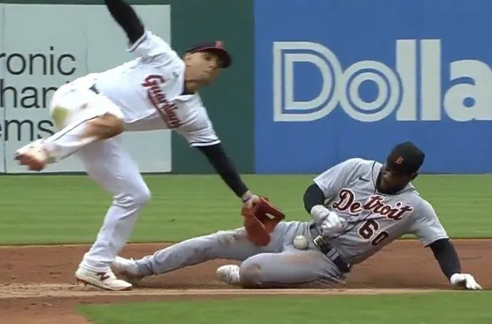 影/傳球直擊「小弟弟」變出局...老虎巴杜「最痛盜壘」倒地衰爆