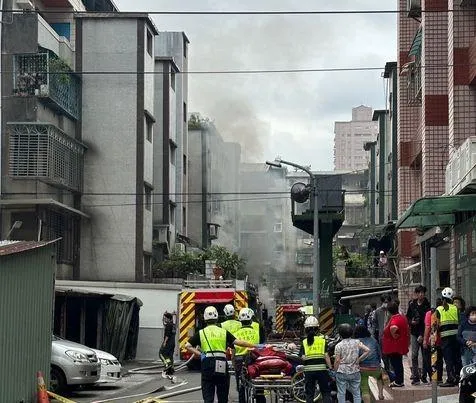 快訊/三重住宅區火警！倉庫狂冒濃煙　民眾嚇傻逃竄