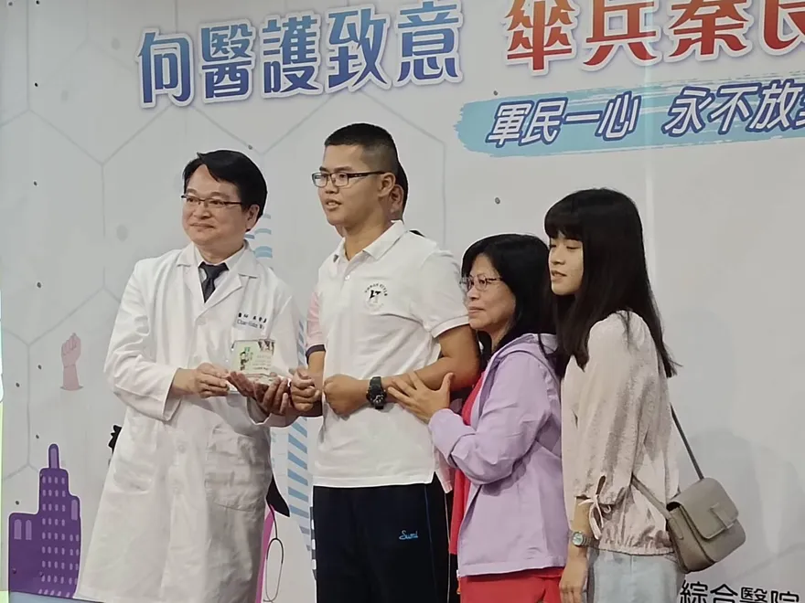 影/傘兵秦良丰5年前跳傘高空墜地　今返醫院感謝醫護救命之恩