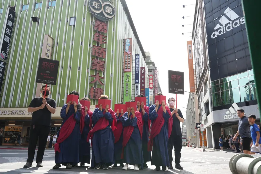 台北街頭驚見「泰國邪教」！手捧神秘紅書做詭異舉動…嚇瘋路人：太恐怖了