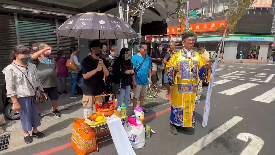 台南3歲女童過馬路被撞死！家屬備洋裝、彩虹小馬招魂　父親掩面痛哭「好不捨」