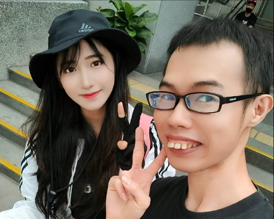 比鬼還可怕！企鵝妹環島慘遭鄧佳華、吃屎哥狂蹭　花容失色喊「NONONO」急報警