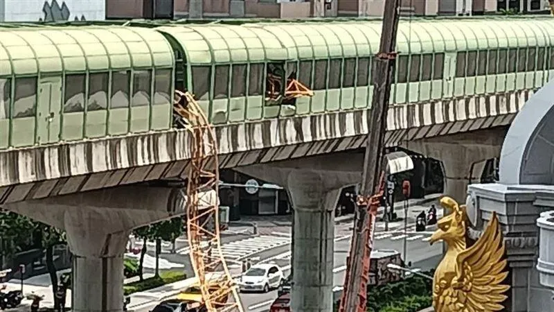 站務員躲死神！目睹鋼架貫穿捷運車廂　秒通報行控中心煞車