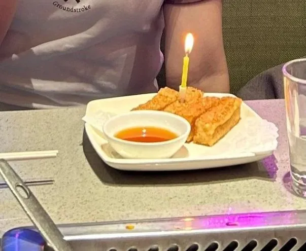 妹子生日獨自吃海底撈　店員「1舉動」超暖！突收隔壁桌情侶這紙條…讓她當場爆哭