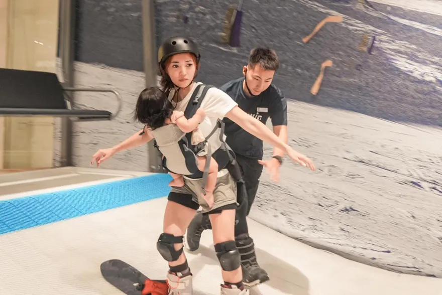 七寶媽遭控「無防護裝揹嬰滑雪」被罰！恐需上最高50小時親職輔導