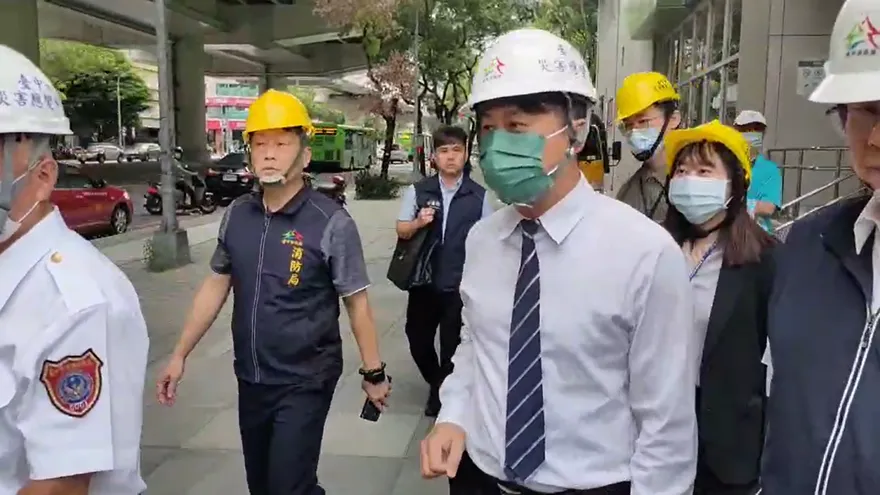 影/31樓吊臂塌落砸毀中捷車廂釀1死8傷　檢察官到場勘驗究責