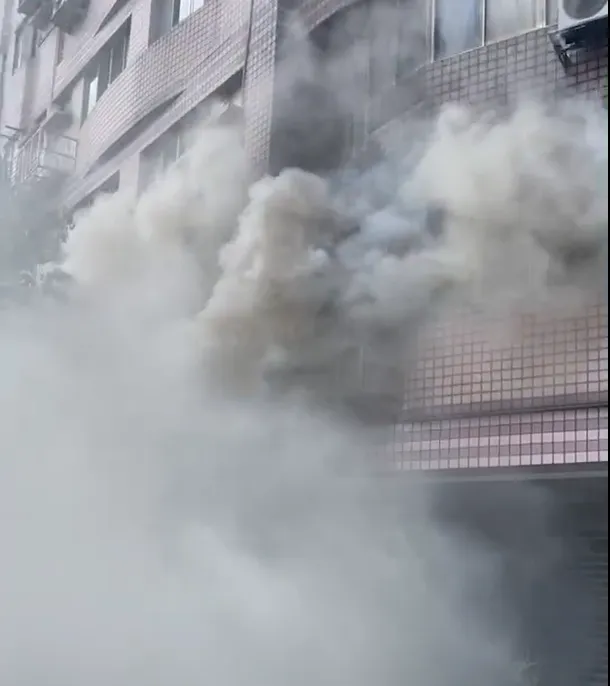 快訊/新北三重民宅2樓起火濃煙籠罩　2傷者命危