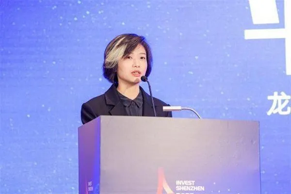 挑染？遺傳？深圳女副區長瀏海上「一撮白」引熱議　官方急出面闢謠