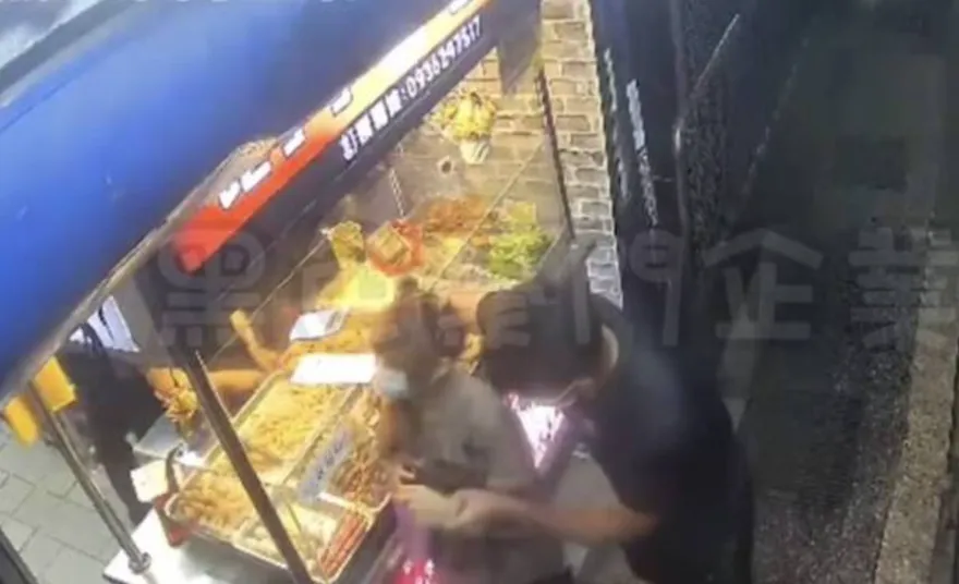 基隆正妹買蛋糕遭襲胸、重毆！　惡狼落網竟是17歲少年