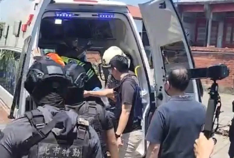 影/攻堅「槍械改造工廠」畫面曝！北市大安警衝新店抓人　嫌犯從2樓跳下再對警方開槍