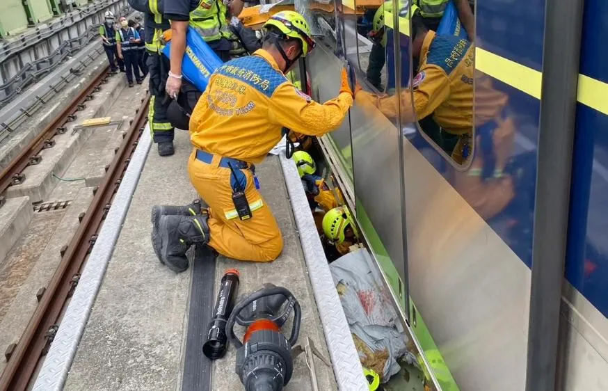 悲傷搶救一幕曝！女助理教授魂斷中捷車廂　疑「先遭鋼樑擊飛再掉落車底」