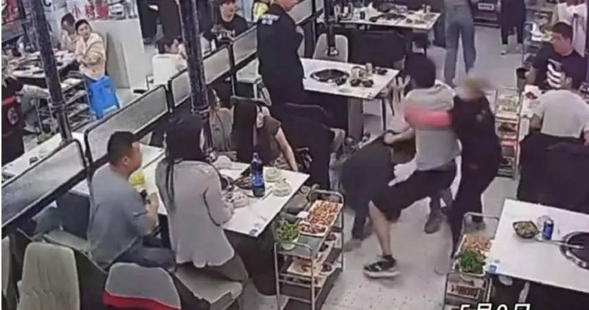 影/3噁男輪番騷擾鄰桌女客　店員見狀攔阻雙方爆衝突結局曝光
