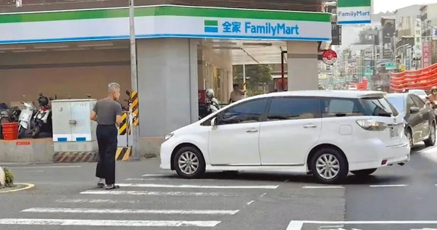 請友善禮讓！3歲女童被撞路口　警察站2小時開罰6件