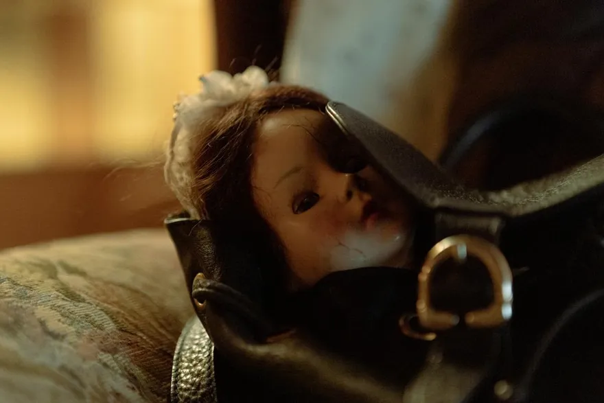 女學生去夜店壞壞卡到陰！　撿鬼娃下場超恐怖...翻白眼癱瘓、遭利叉插脖