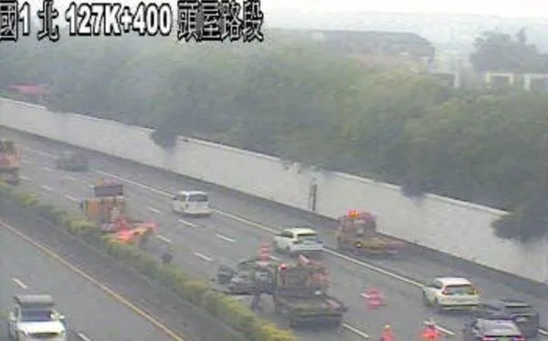 快訊/國1南向127.5K頭屋段驚傳車禍起火！轎車撞緩撞車　1人送醫