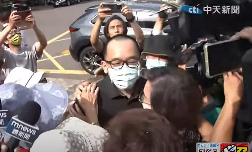 影/陳致中上囚車發監！平頭造型曝光　婆媽擁抱哭喊5個字