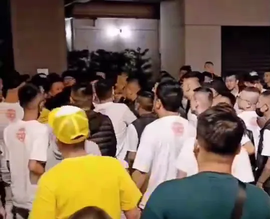 影/場面緊張片！艋舺宮廟深夜遶境爆「街頭多人運動」　轄區警方說話了