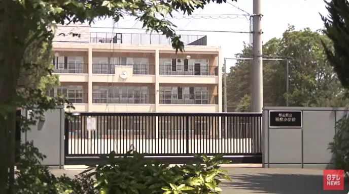 影/學生體育課跌倒竟遭「12.5公分長釘刺穿膝蓋」　一查驚見「500鐵釘被埋入操場」