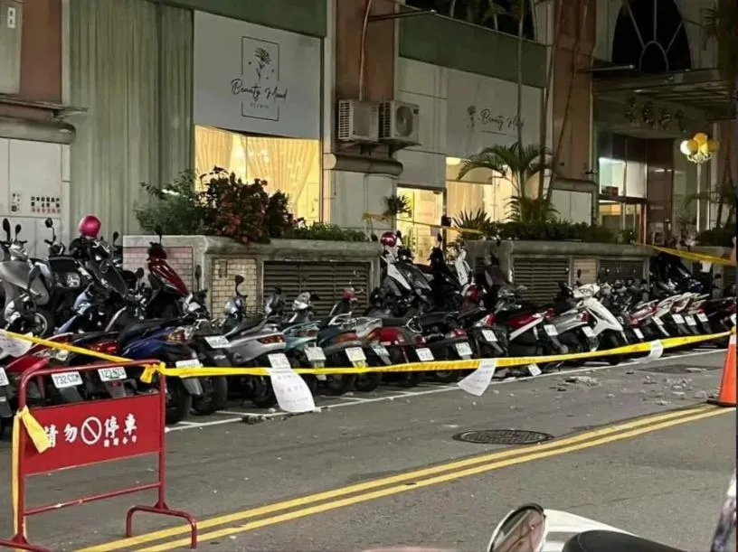 影/又是「從天而降」嚇壞民眾！台中大樓下「瓷磚雨」　路邊車輛慘遭波及