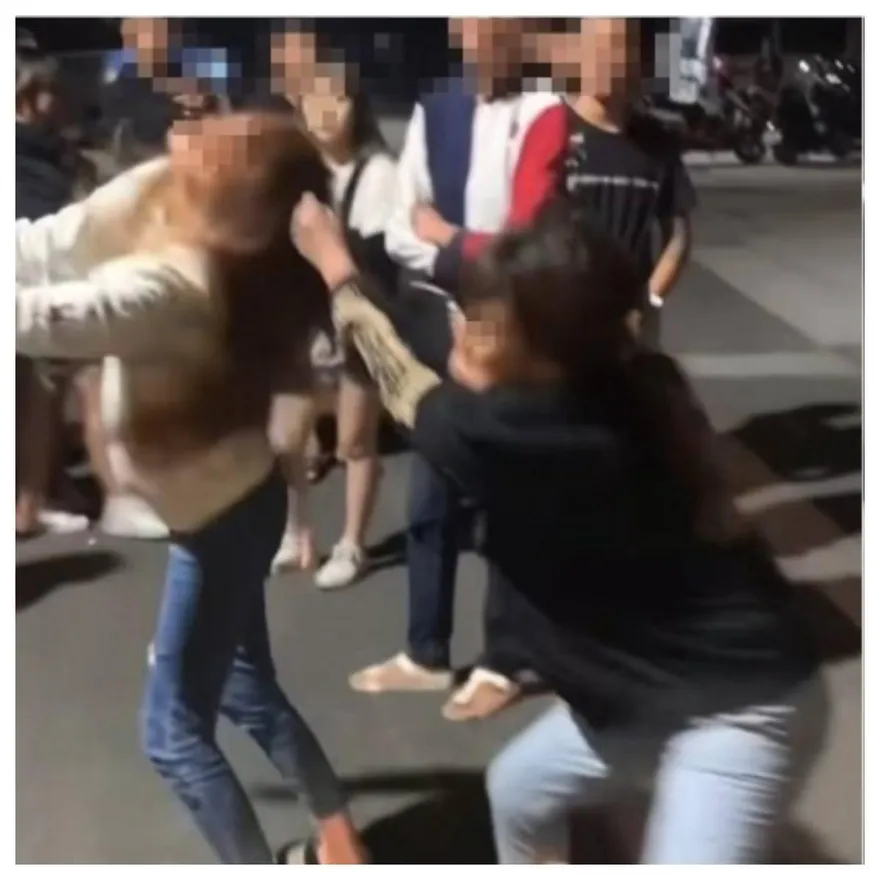 外木山「女子摔角秀」！20多名屁孩圍觀　男亮開山刀助威