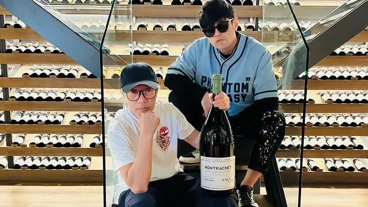 天王合體！周星馳驚喜同框周杰倫　手持巨型限量白酒價格超驚人