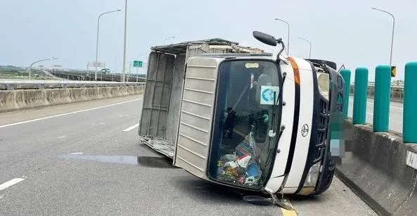 快訊/台61線桃園段大貨車翻覆　疑女駕駛精神不濟自撞護欄翻車