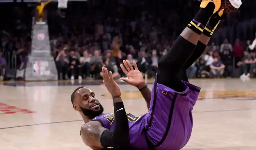 詹皇自稱「從不假摔」遭勇士B咖球員諷說謊　網揭曾被罰款黑歷史狠打臉