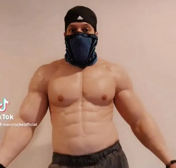 20公分嫌短！男子動2次陰莖增大手術　「35.5cm巨鵰」成路人焦點：走起路來好困難