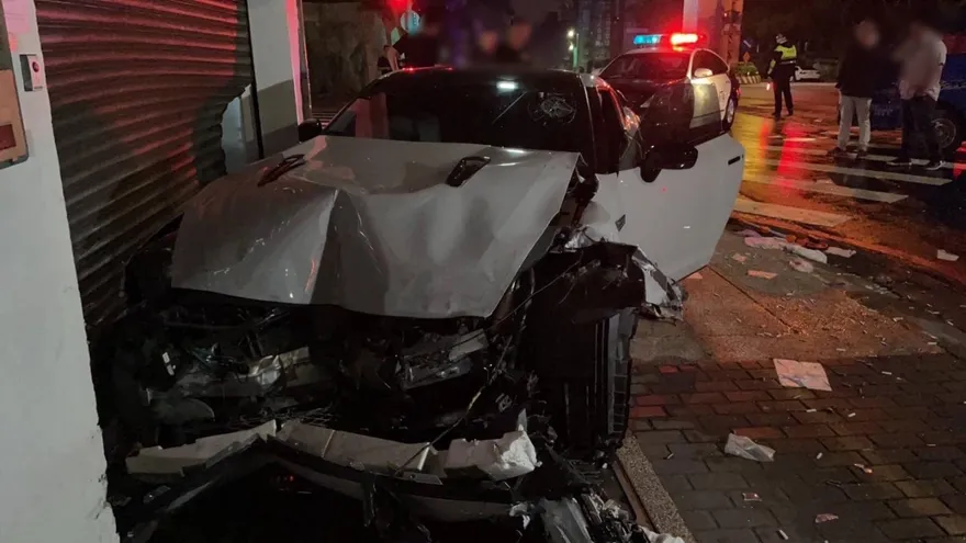 影/左轉貨車撞白色GTR！新莊深夜車禍「碰一聲」釀1重傷　事發畫面曝