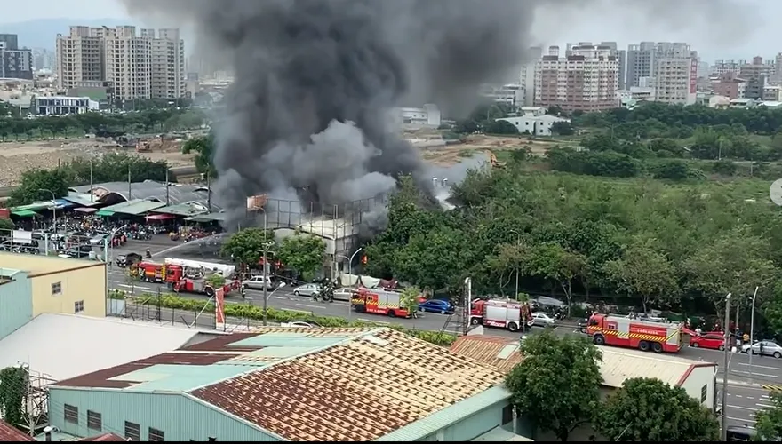 快訊/台中太原市場旁宮廟火警「黑煙覆蓋又上竄」！　事發即時片曝光