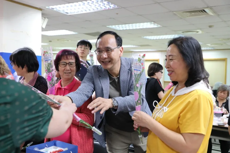 柯文哲寧賭吞曲棍球之舉　朱立倫被迫急拆內戰詭雷