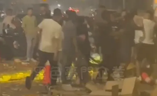 影/配天宮年輕男女械鬥！他持「連桿揮舞重擊」夠凶狠　警鳴笛那票人剩不到一半