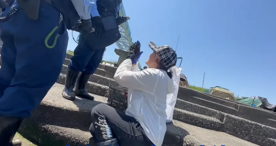 影/無視規定！陸大媽日本挖牡蠣亂丟殼被捕　跪地求饒哭喊：放過我吧