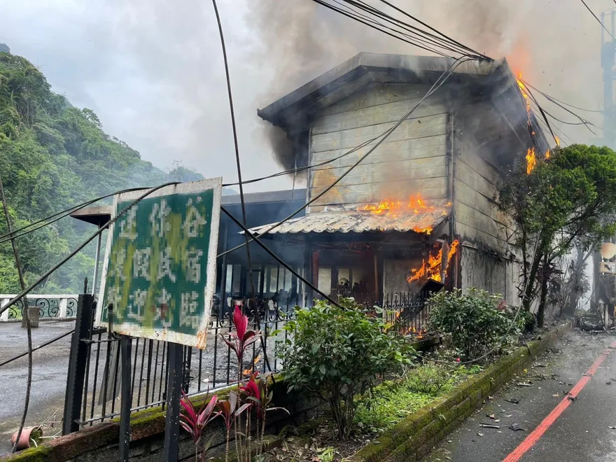 快訊/新北烏來民宿驚傳祝融　火舌蔓延警消救出1受困婦人