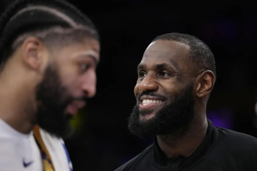 影/狗嘴失靈！湖人闖西決　毛小孩預言片被惡搞「詹皇殺出攔截爆扣」