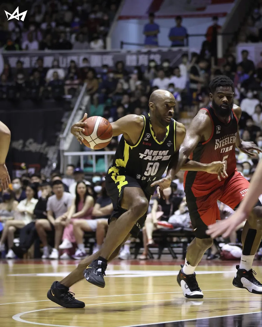 台籃首位歸化球星被逮！派出所門口與前妻爆衝突　戴維斯依「現行犯」遭送法辦