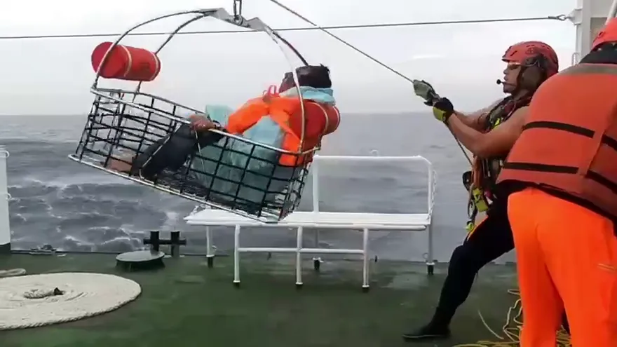 影/海巡猛男片！漁船撞遊艇7人受困5人傷　海空雙管齊下通通救起