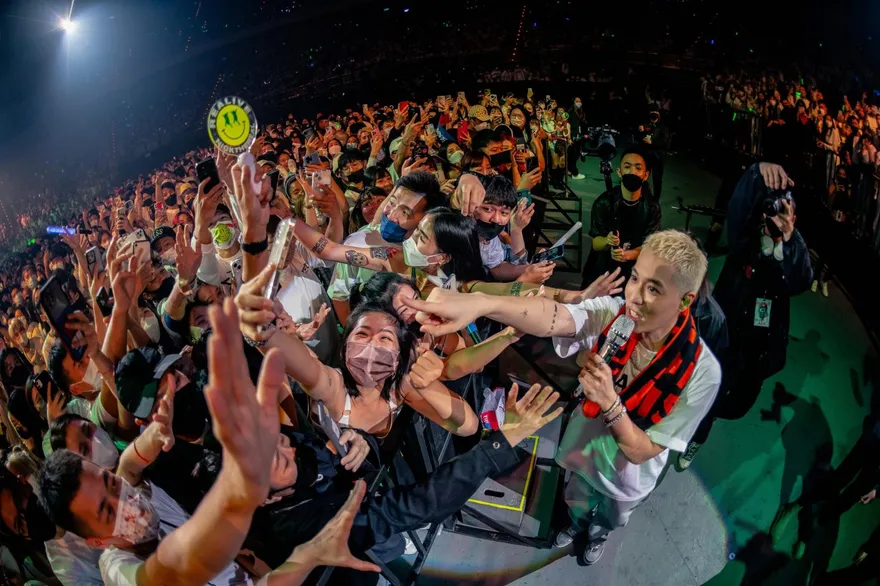 慶祝母親節周湯豪樂當媽寶　盼送比莉「五洲」盡孝道