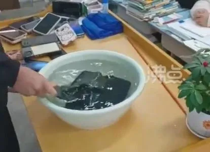 抓包學生在宿舍偷玩手機！班導竟用「手機泡水」懲罰：家長有同意