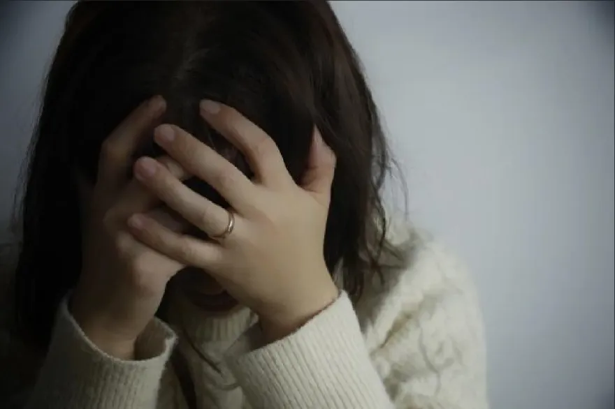 少女遭狼吻！大馬神棍藉「作法改運」犯案　家人親手送女兒入狼窩