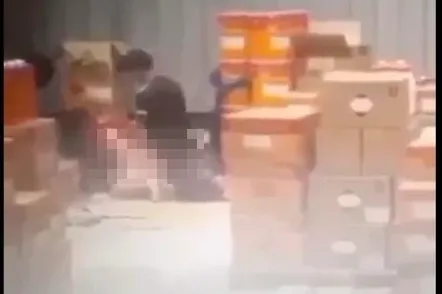 貨倉較刺激？情侶猴急「脫衣活塞運動」開始　怎知同事坐搖滾區偷拍PO網