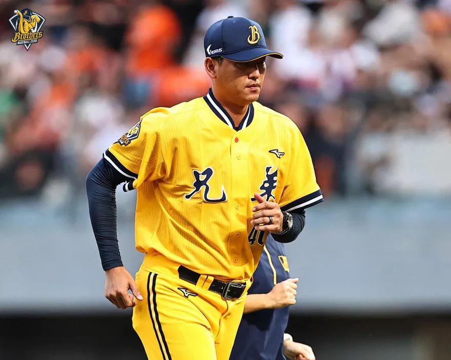 影/建仔教練「走秀」初體驗　王建民走上投手丘解危