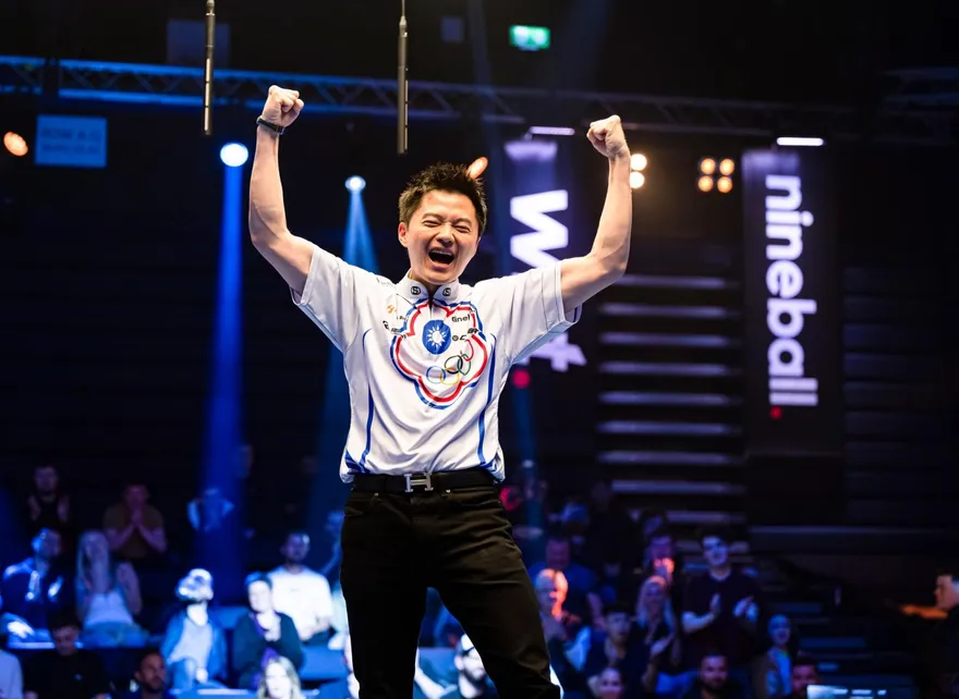 影/母親節最佳禮物！撞球王子柯秉逸奪冠　胸前超大會徽嚇到