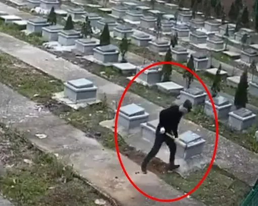 影/惡質！男子光天化日下擅闖公墓　挖出親戚骨灰「放水流」洩憤被逮